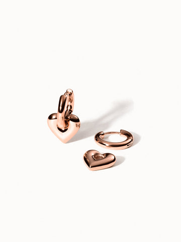 Roségoldene Kind Heart Ohrringe mit Herzanhänger, elegant und nickelfrei von PURELEI auf hellem Hintergrund