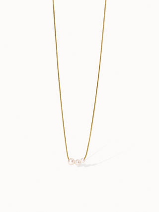 Create Memories Kette von PURELEI mit goldener Kette und drei zarten Perlen, elegant und feminin gestaltet.