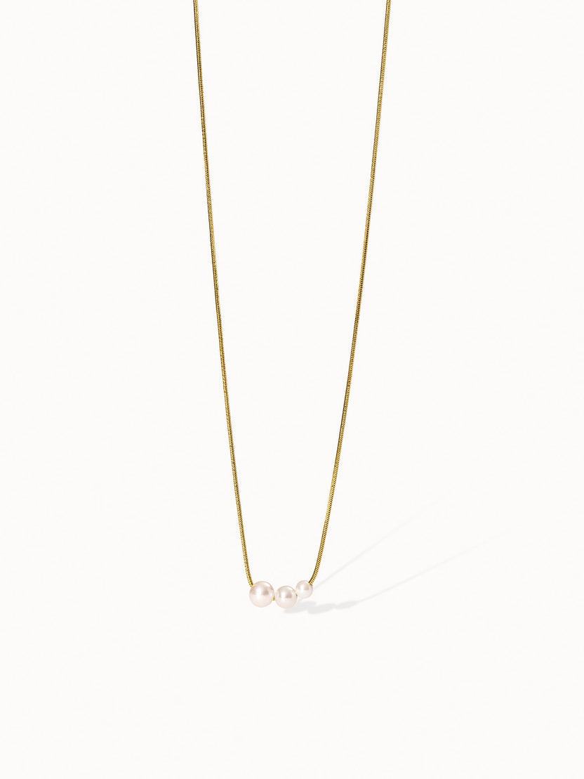 Create Memories Kette von PURELEI mit goldener Kette und drei zarten Perlen, elegant und feminin gestaltet.