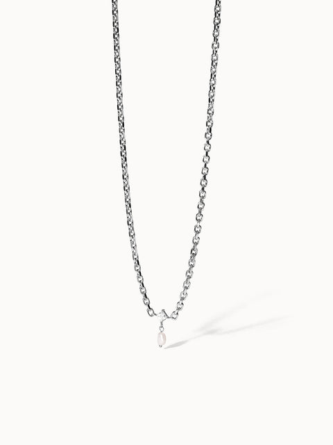 Create Moments Kette von PURELEI mit silberner Kette und zartem Perlenanhänger, elegant und zeitlos gestaltet.