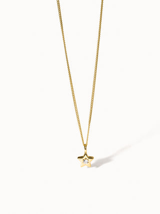 PURELEI Star Kette aus goldfarbenem, nickelfreiem Metall mit filigranem Stern-Anhänger auf hellem Hintergrund