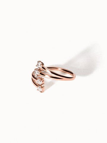 Create Moments Ring von PURELEI in Roségold mit funkelnden Steinen, elegant und nickelfrei auf hellem Hintergrund.
