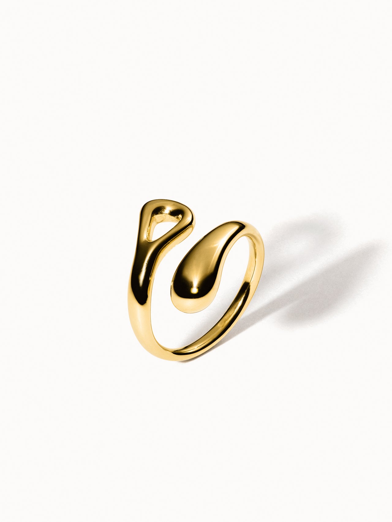 Generosity Ring goldfarben, fließendes, offenes Design auf hellem Hintergrund, PURELEI edler Schmuck.