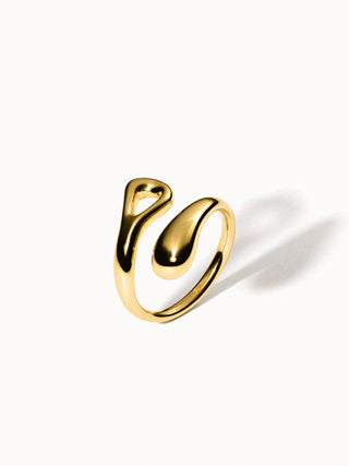 Generosity Ring goldfarben, fließendes, offenes Design auf hellem Hintergrund, PURELEI edler Schmuck.