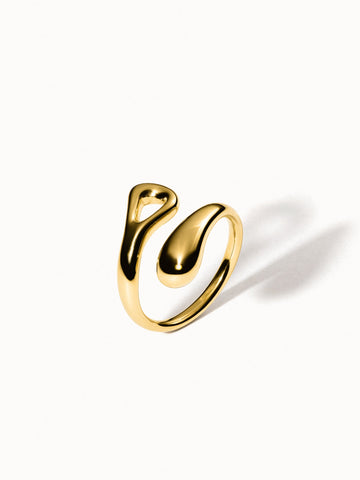 Generosity Ring goldfarben, fließendes, offenes Design auf hellem Hintergrund, PURELEI edler Schmuck.