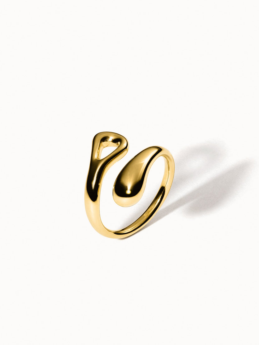 Generosity Ring goldfarben, fließendes, offenes Design auf hellem Hintergrund, PURELEI edler Schmuck.