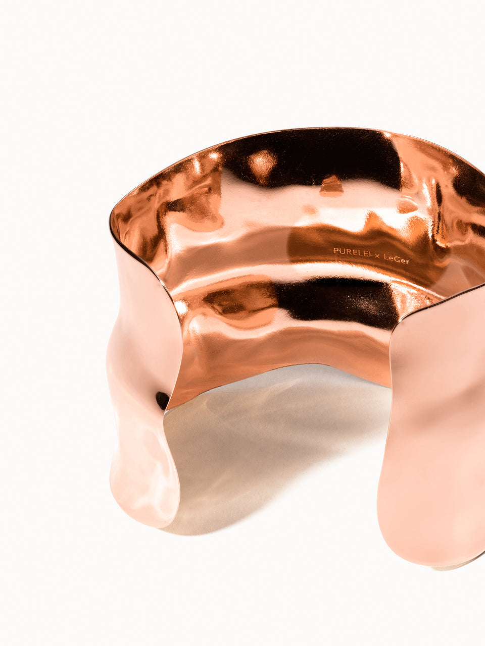 Roségoldenes Armband mit fließendem Design von PURELEI, elegant und modern.