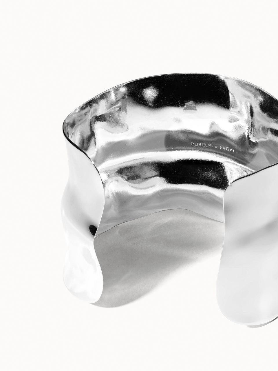 Silbernes, gewelltes Armband von PURELEI, elegant und modern in glänzendem Finish.