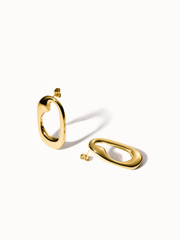 Goldene Creolen mit modernem Design von PURELEI, elegant und glänzend.