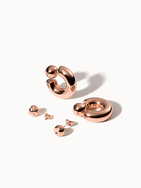 Roségoldene Creolen und Ohrstecker von PURELEI, elegant und modern mit glänzendem Finish.