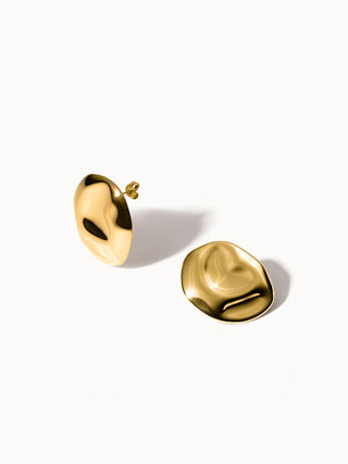 Goldene PURELEI Ohrringe mit organischer Form, elegant und modern.