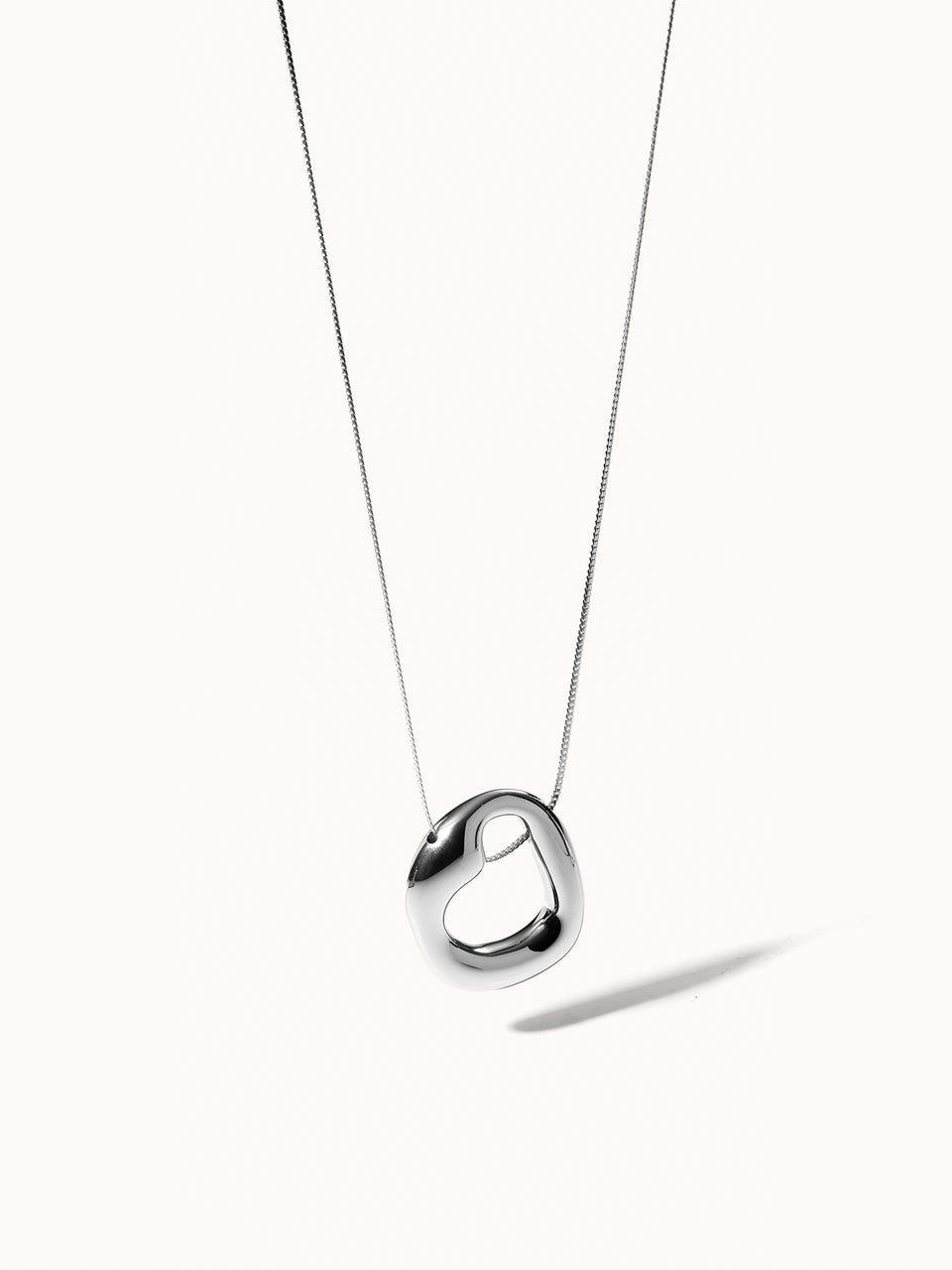 Silberne Kette mit herzförmigem Anhänger, elegant und modern, von PURELEI.