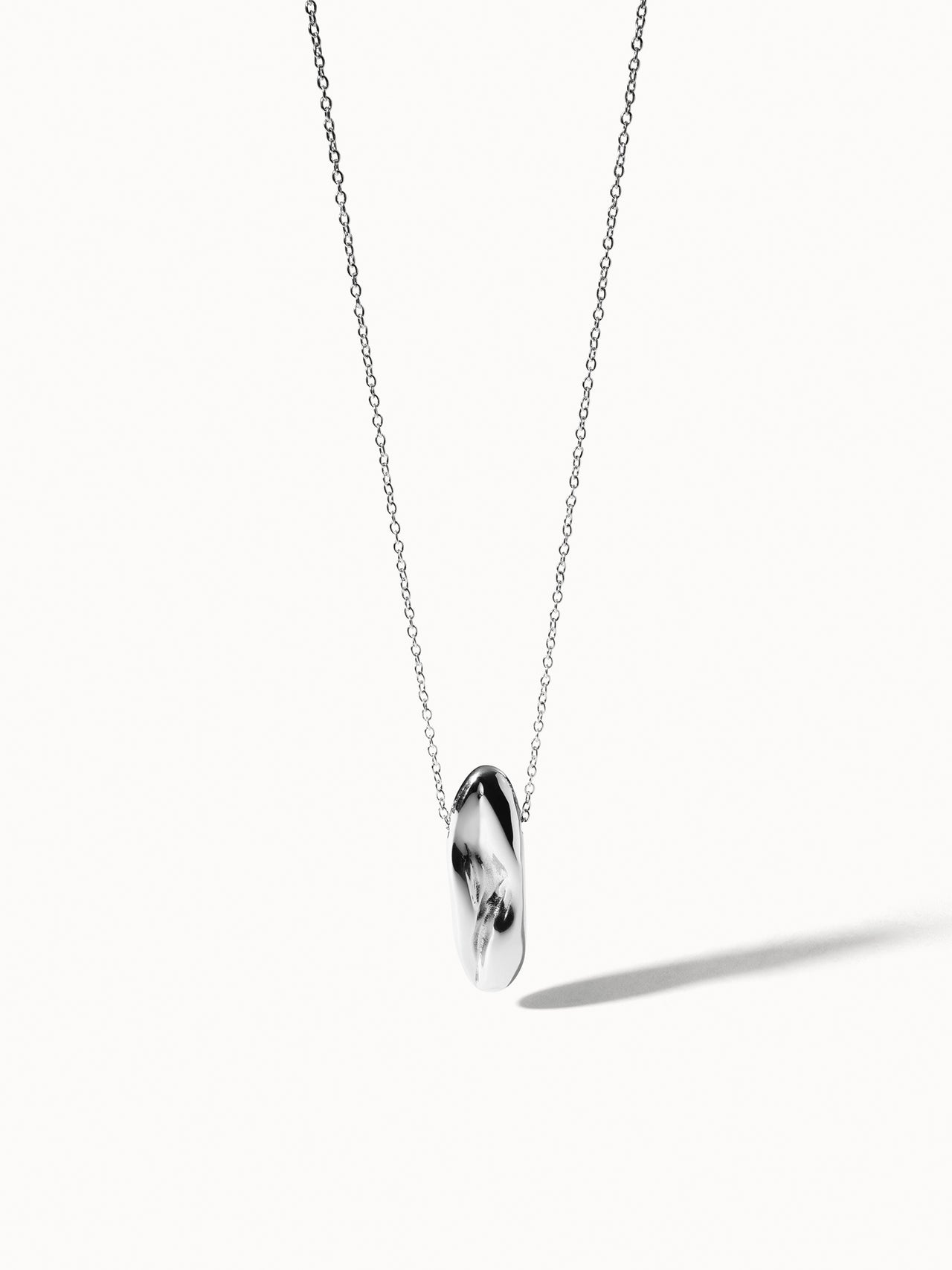 Silberne Kette mit ovalem Anhänger, elegant und modern, von PURELEI.