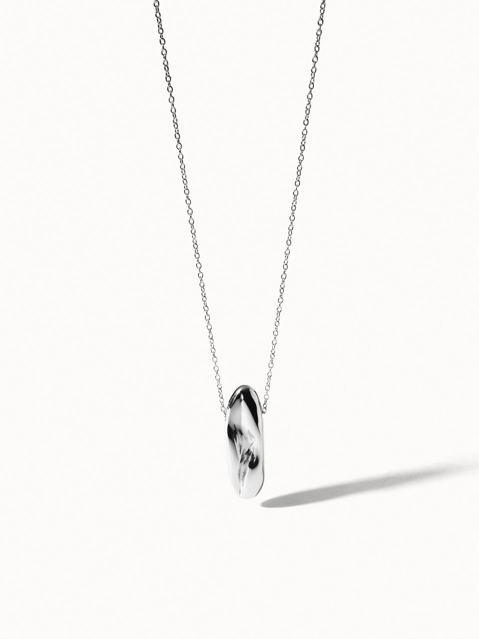Silberne Kette mit ovalem Anhänger, elegant und modern, von PURELEI.