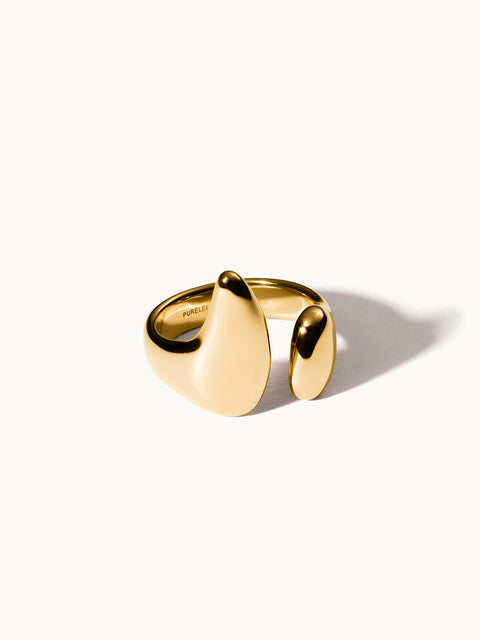 Goldener Ring mit organischem Design von PURELEI, elegant und modern.