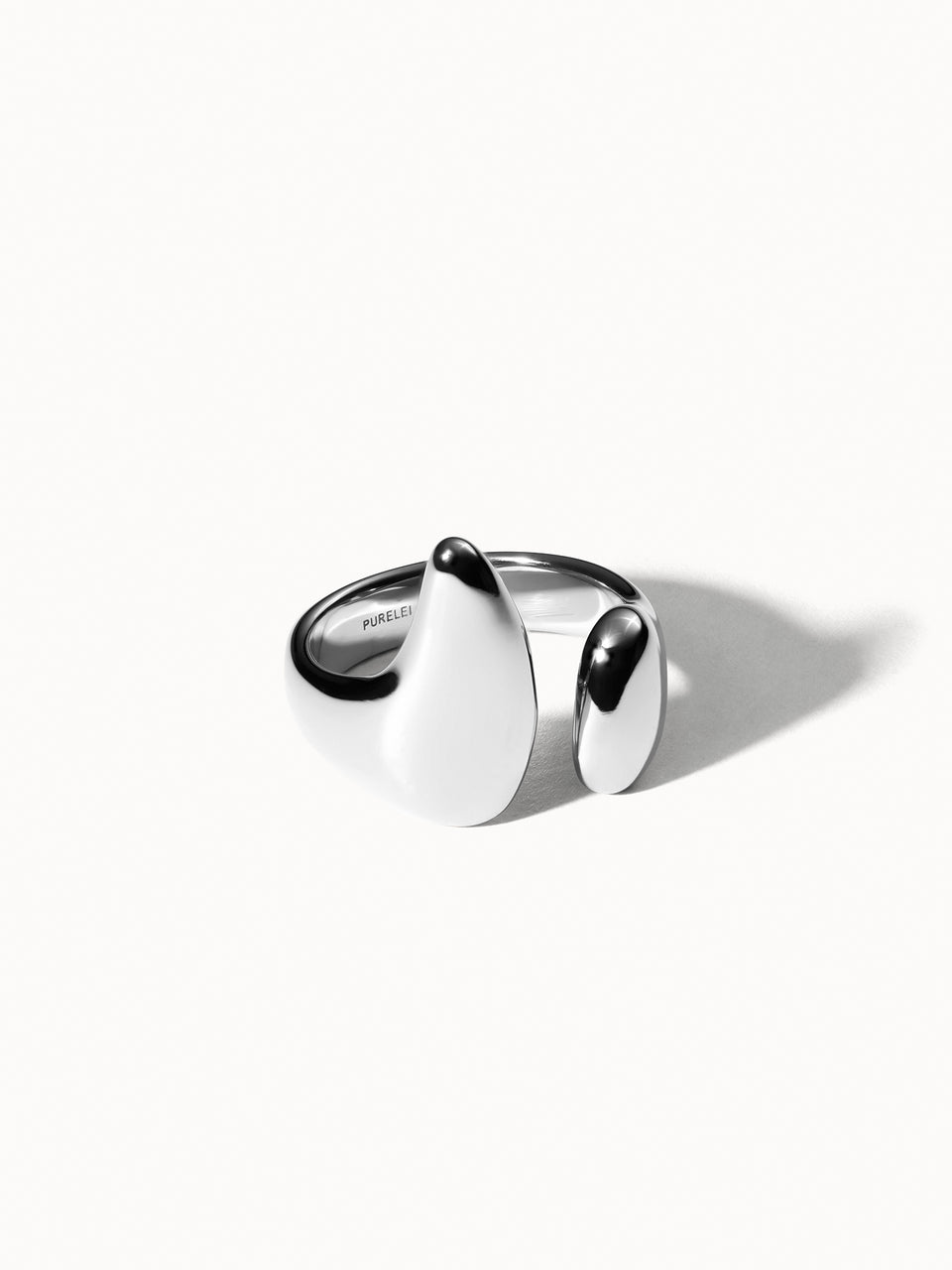 Silberner Ring mit tropfenförmigem Design von PURELEI, elegant und modern.