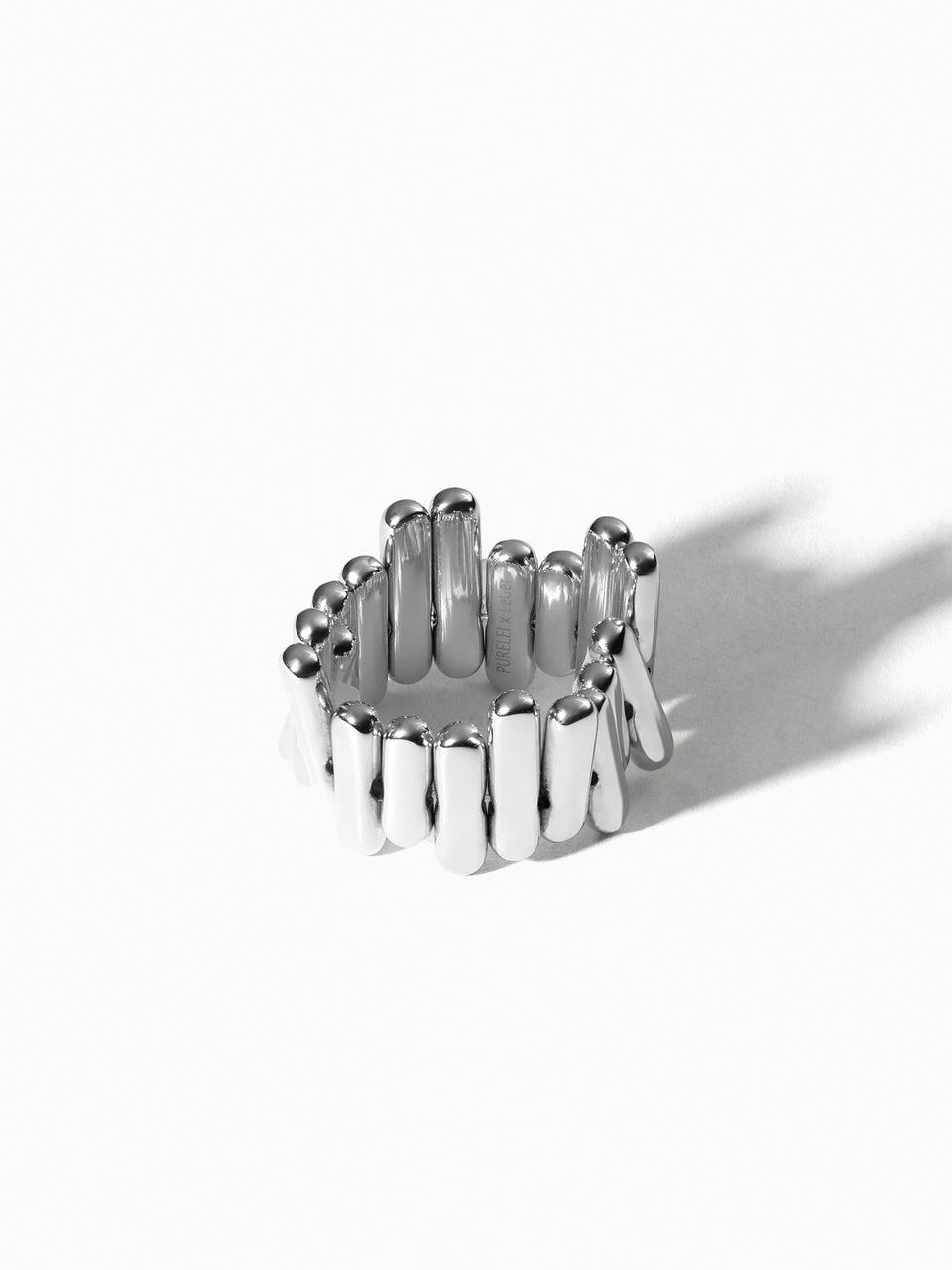 Silberner Ring mit glänzender, organischer Form von PURELEI, elegant und modern.