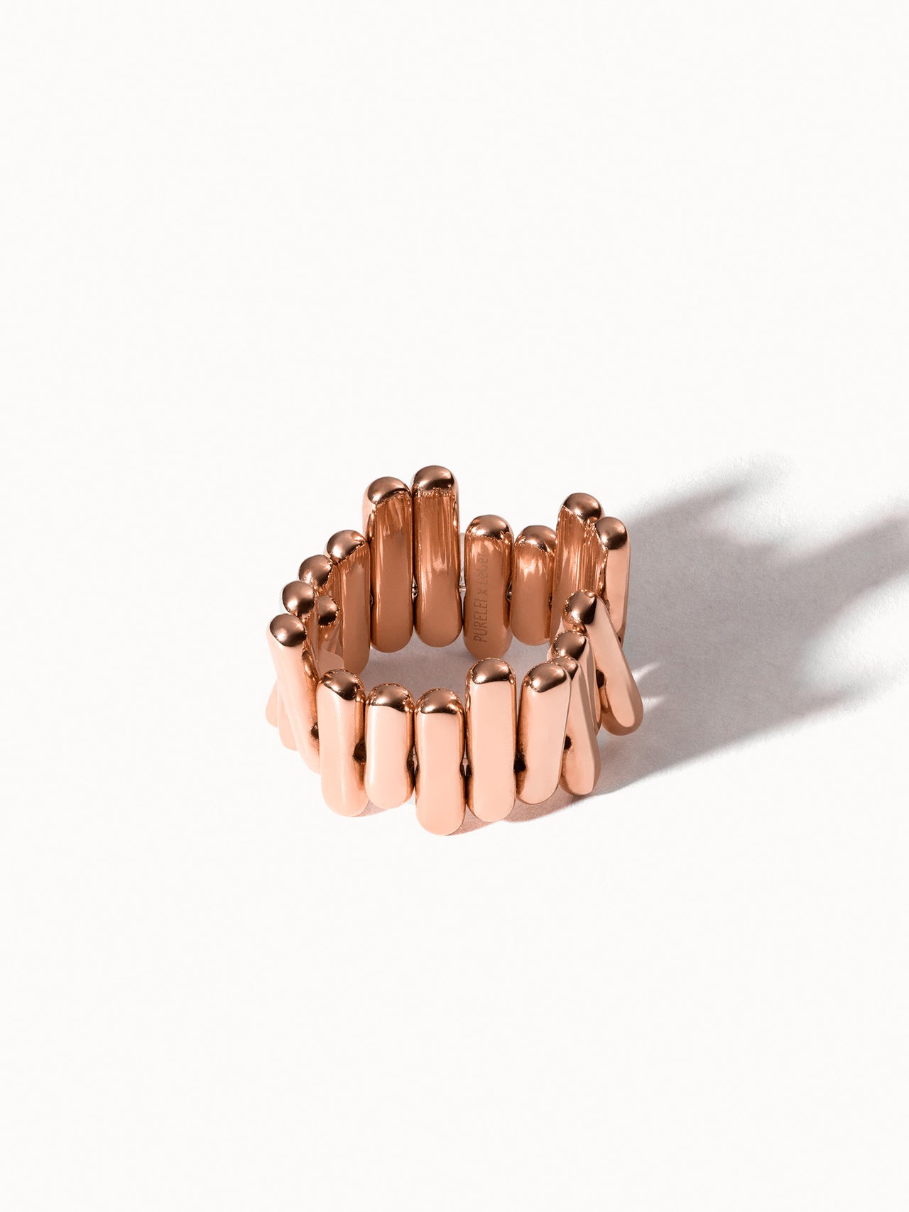 Roségoldenes Ringdesign mit geschwungenen Elementen von PURELEI, elegant und modern.