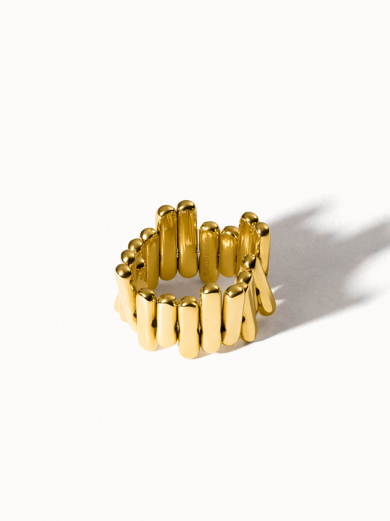 Goldener Ring mit geschwungenem Design, elegant und modern, von PURELEI.