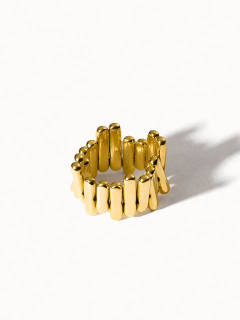 Goldener Ring mit geschwungenem Design, elegant und modern, von PURELEI.