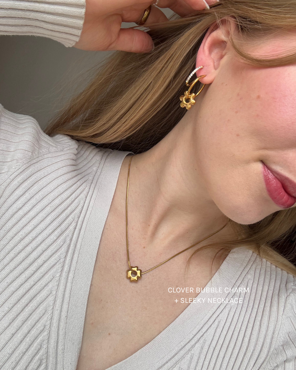 Goldener Star Lucky Charm aus Edelstahl, nickelfrei, als zarter Anhänger an Kette und Creole, PURELEI-Style, elegant feminin.