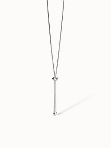 PURELEI Embrace Beauty Kette aus silbernem, nickelfreiem Schmuck in minimalistischem Design vor hellem Hintergrund