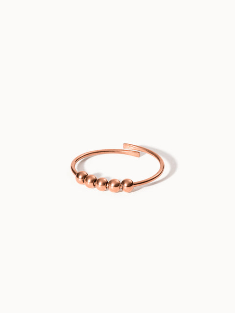 PURELEI Anxiety Ring Roségold mit fünf beweglichen Kugeln, minimalistisch und flexibel, feminine Ruhe ausstrahlend.