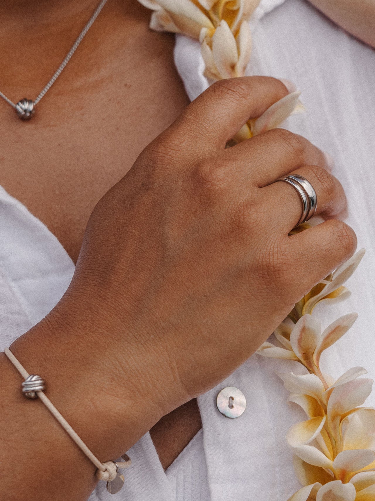 Twin Tides Ring in Silber, zwei geschwungene Bänder, getragen mit Blumen und natürlicher Eleganz, PURELEI