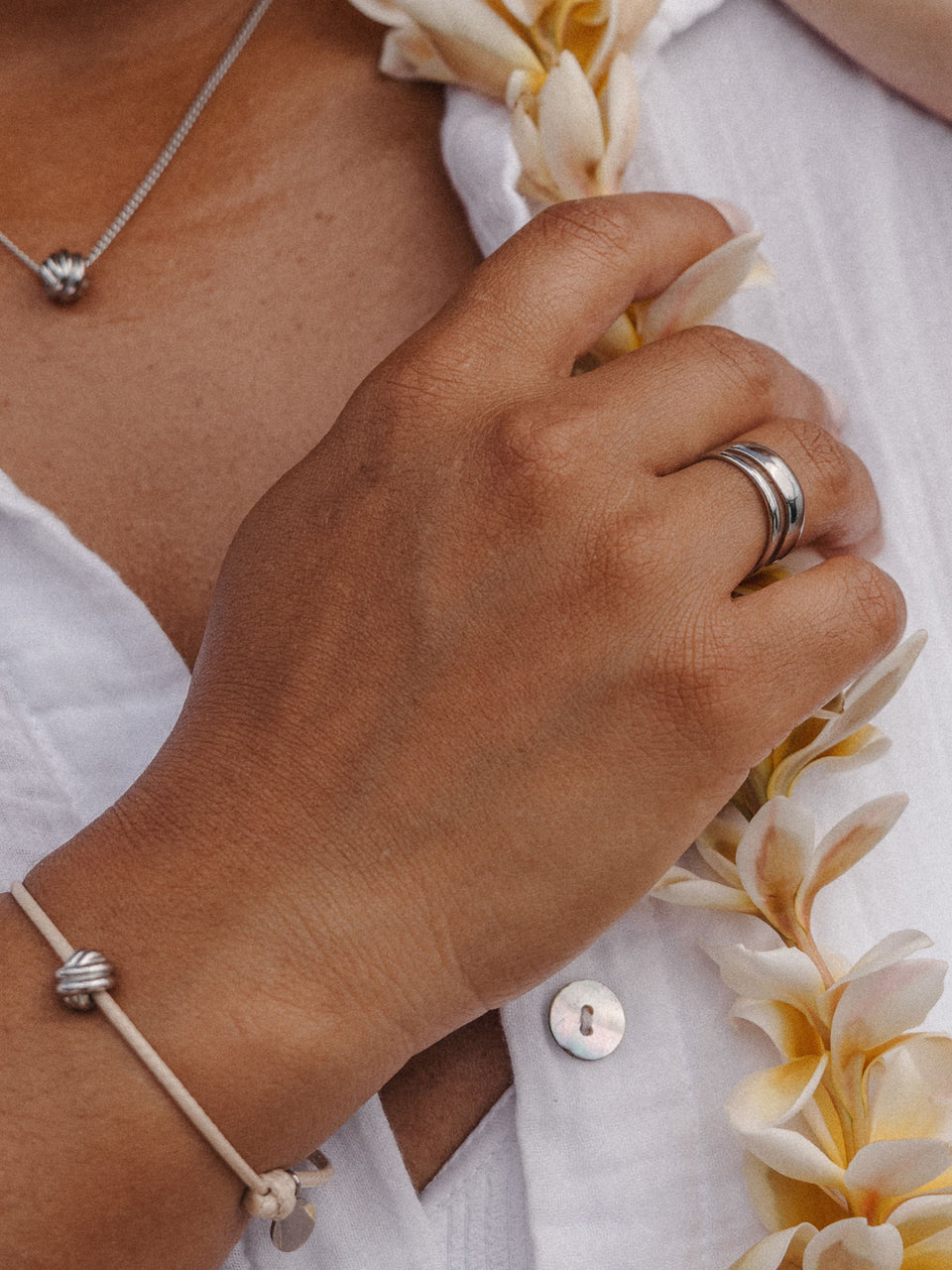 Twin Tides Ring in Silber, zwei geschwungene Bänder, getragen mit Blumen und natürlicher Eleganz, PURELEI