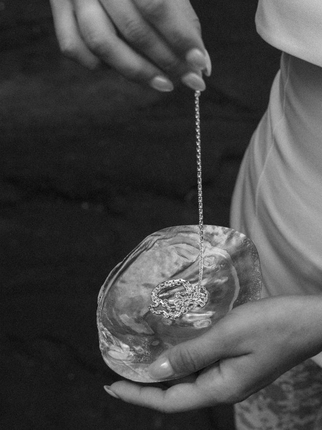 Silberne Kette auf Muschel, elegant und feminin, inspiriert von PURELEI.
