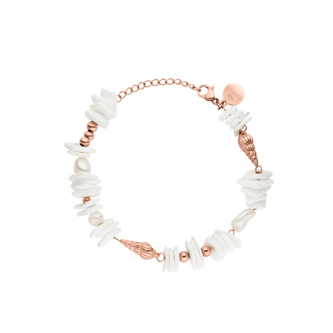 PURELEI Wela Armband aus roségoldenem Edelstahl mit Muschelstücken und Perlen, elegant und nickelfrei gestaltet.