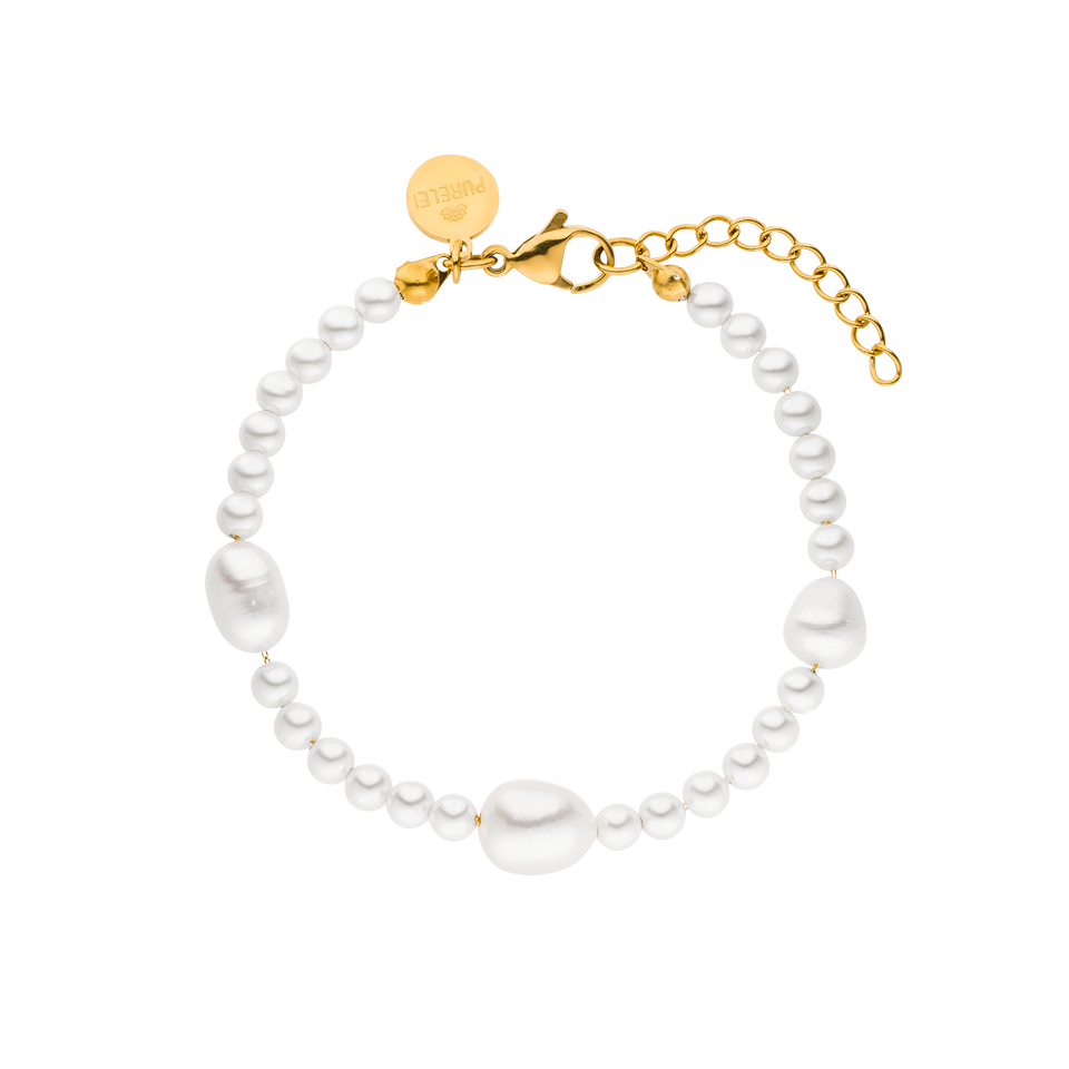 Glace Armband von PURELEI, goldvergoldet mit natürlichen Keshi- und Muschelperlen, elegant und feminin.