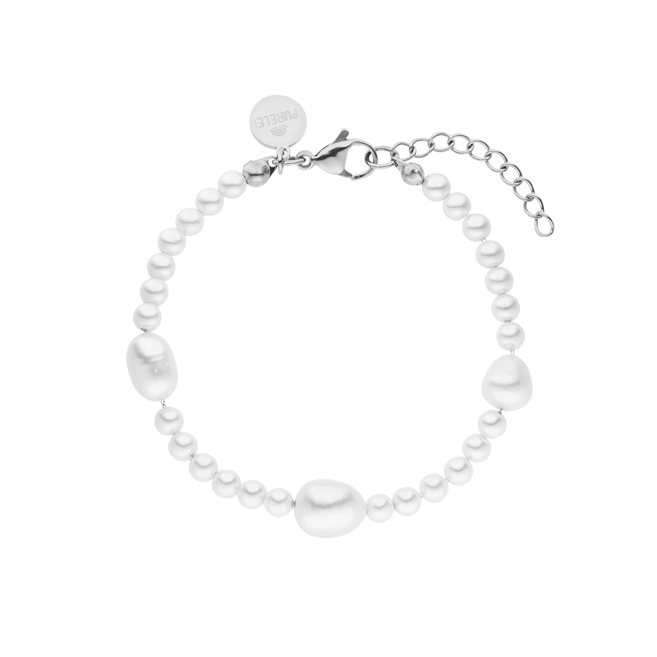 Glace Armband von PURELEI mit silbernen Keshi- und Muschelperlen, elegant und feminin, auf weißem Hintergrund.