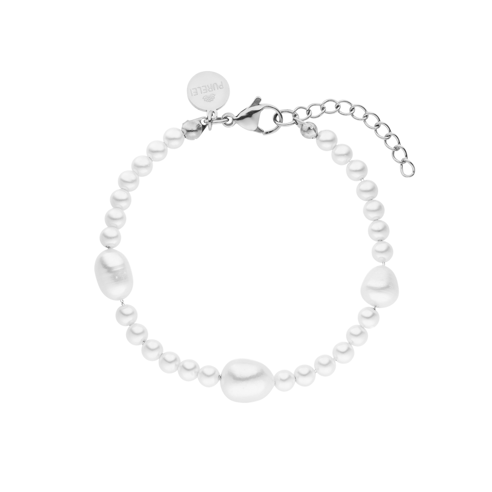 Glace Armband von PURELEI mit silbernen Keshi- und Muschelperlen, elegant und feminin, auf weißem Hintergrund.