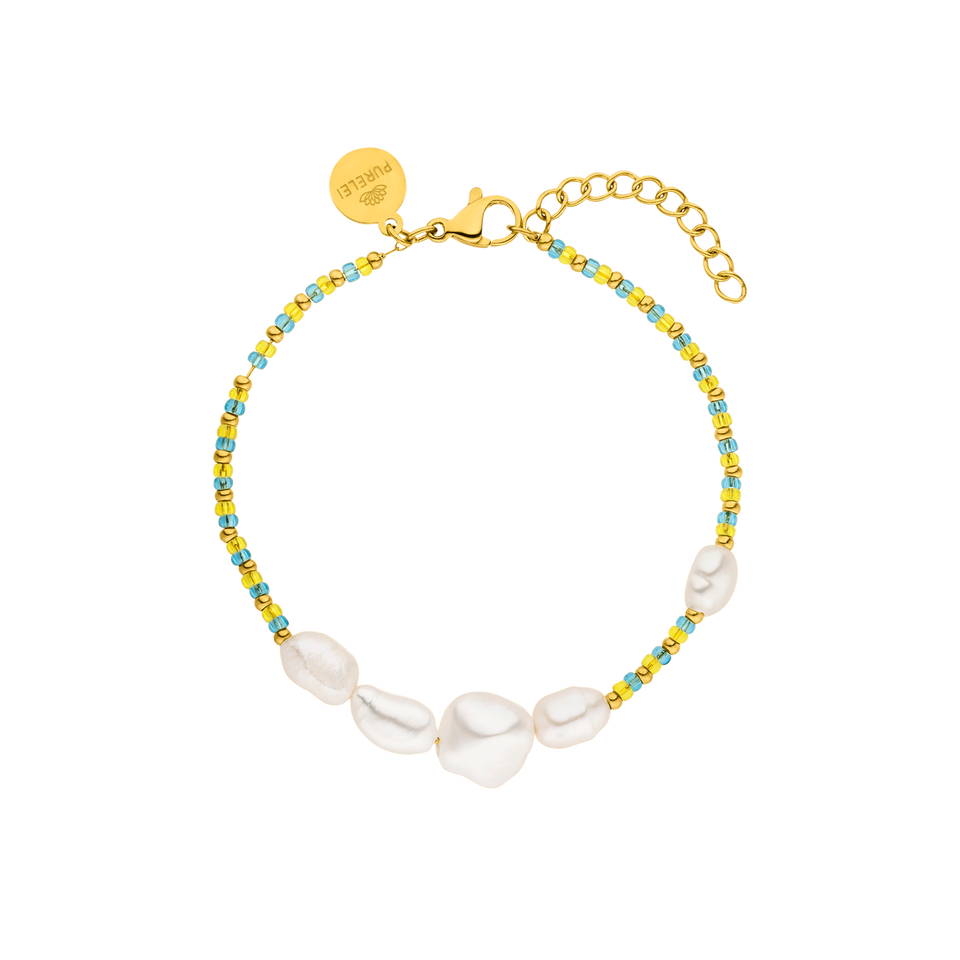 PURELEI Blissful Armband mit vergoldetem Edelstahl, blau-gelben Glas- und Süßwasserperlen, sanfte Sommerleichtigkeit.