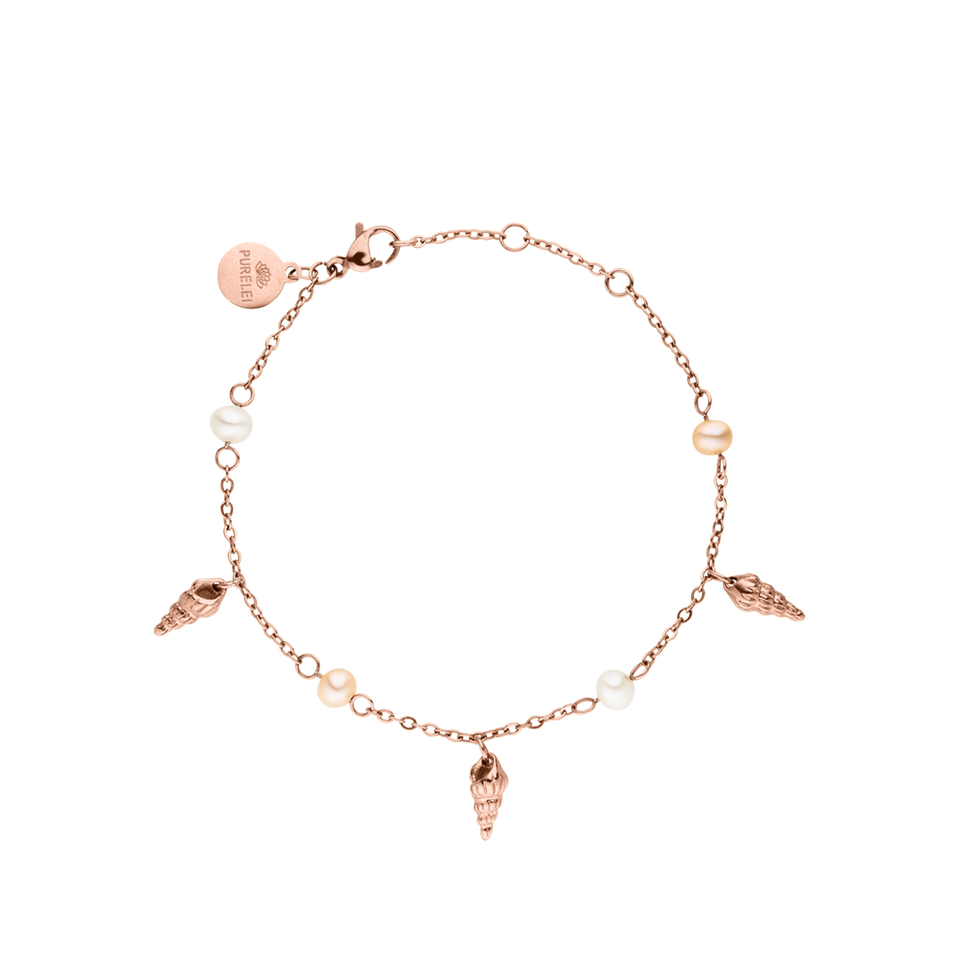 PURELEI Akala Armband aus roségoldenem Edelstahl mit Muschelanhängern und echten Perlen, feminin und elegant.