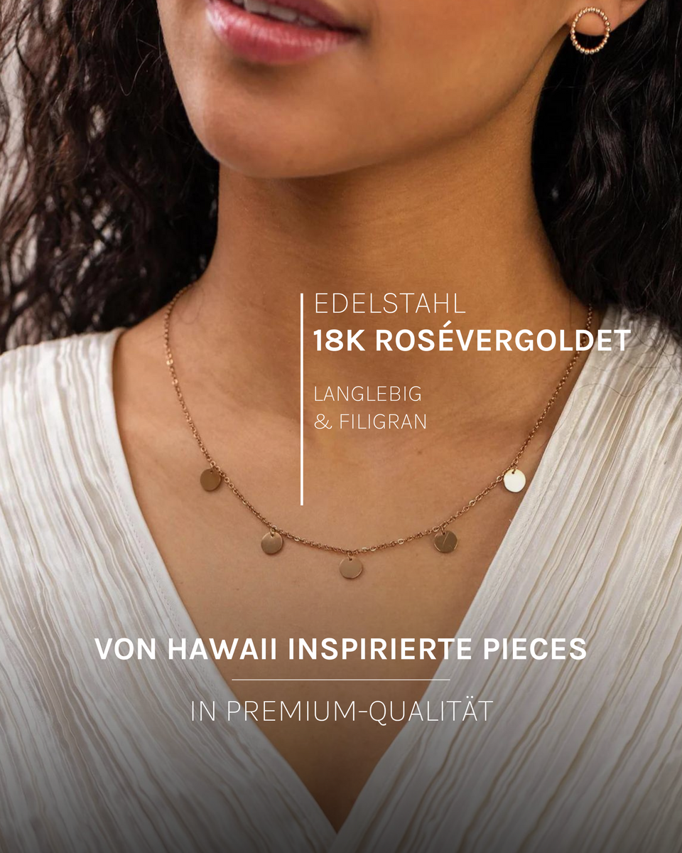 Kalea Kette aus 18K rosévergoldetem Edelstahl mit filigranen Anhängern, elegant am Dekolleté von PURELEI.
