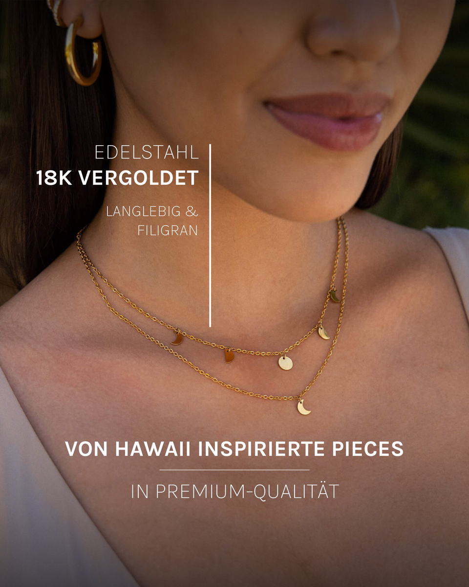 PURELEI Luna Kette aus 18K vergoldetem Edelstahl mit filigranen Mond-Anhängern, elegant am Hals getragen, feminin und stilvoll.