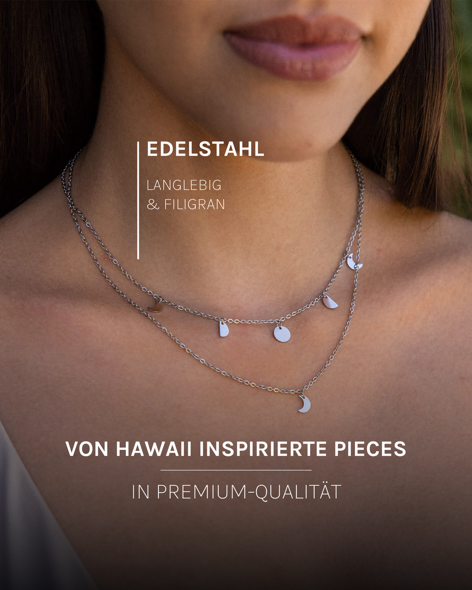 Luna Kette aus nickelfreiem Edelstahl mit Mond-Anhängern, filigran, modern und elegant, von PURELEI getragen.