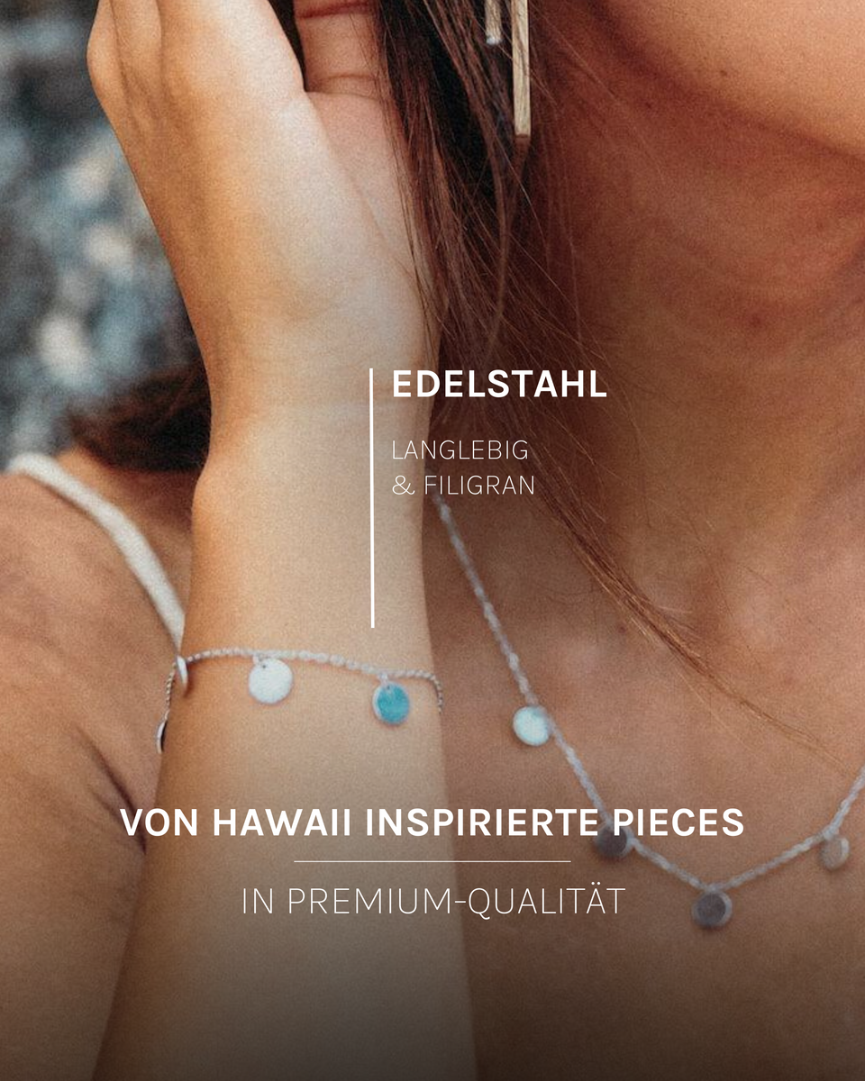 Kalea Armband aus silbernem Edelstahl mit filigranen Plättchen, elegant am Handgelenk getragen, PURELEI-Design.