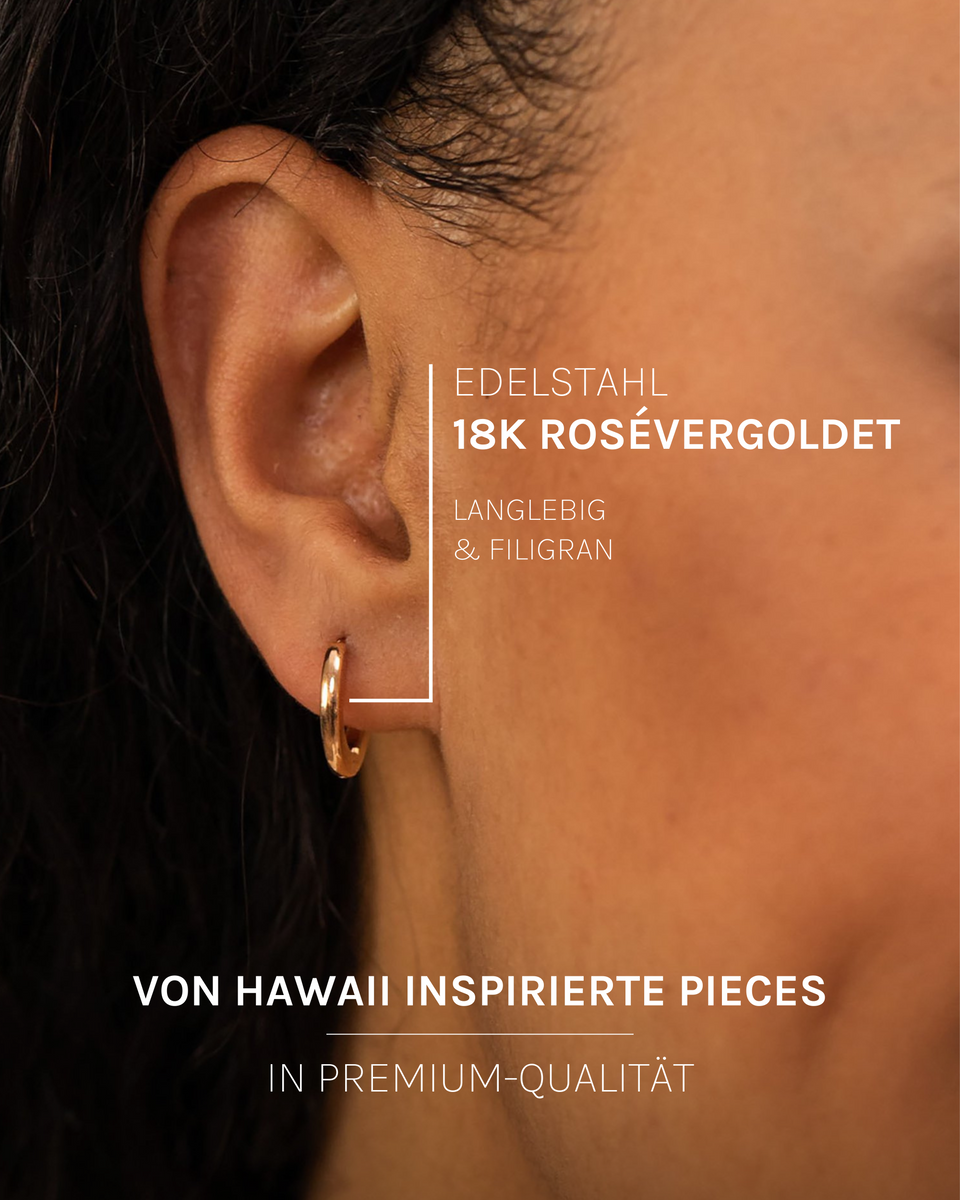 PURELEI Ike Ohrringe, filigrane 18K rosévergoldete Creolen aus Edelstahl, elegant am Ohr getragen, warm und zeitlos.