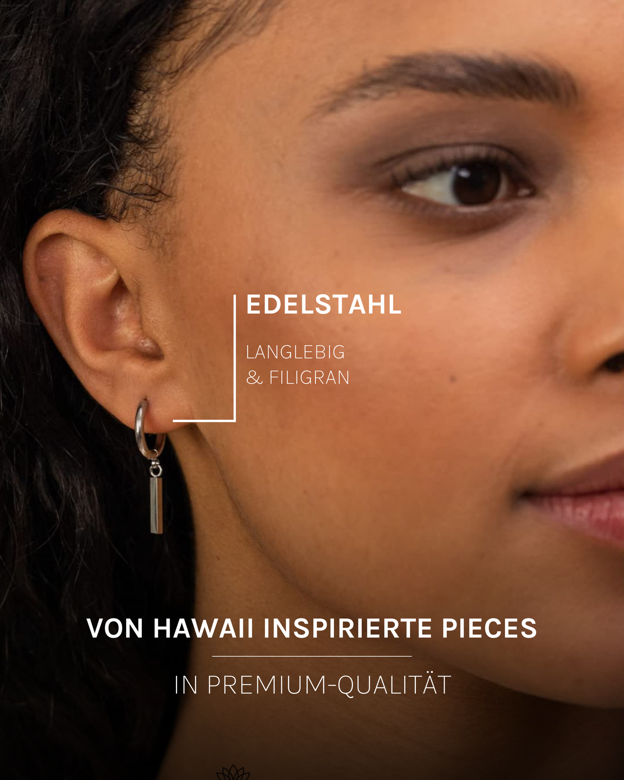 Huli Creole Ohrringe von PURELEI aus 18K vergoldetem Edelstahl mit rechteckigem Charm, elegant und feminin getragen.
