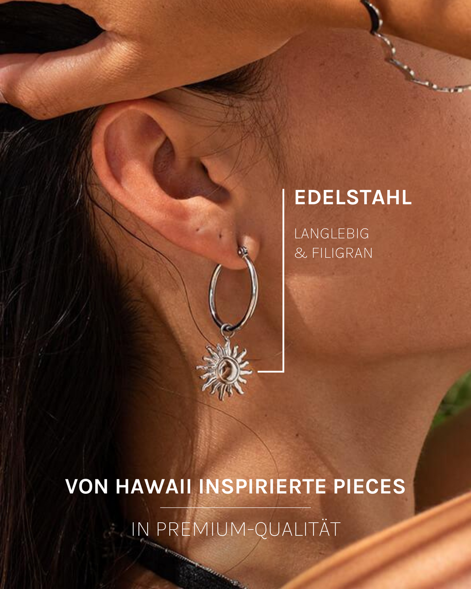 PURELEI Earring Sun in silber aus Edelstahl mit Sonnenanhänger, elegant und filigran getragen am Ohr.