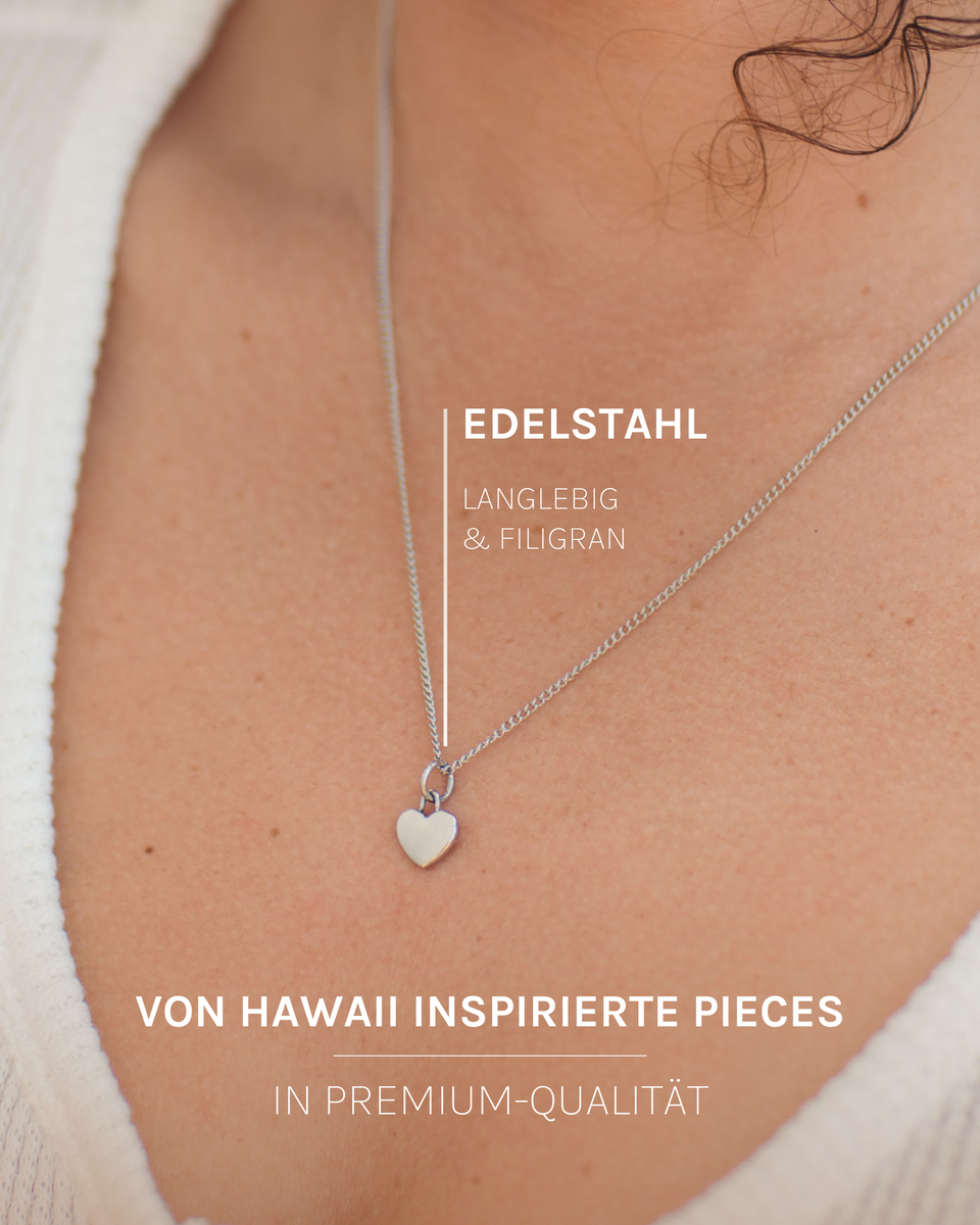 PURELEI Heart Charm Kette aus nickelfreiem Edelstahl mit filigranem Herzanhänger, elegant am Dekolleté getragen.