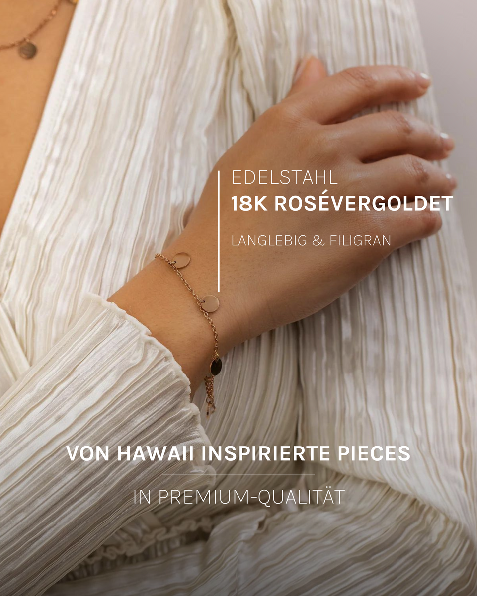 Zartes PURELEI Kalea Armband aus 18K rosévergoldetem Edelstahl mit filigranen Plättchen am Handgelenk, elegant und feminin.