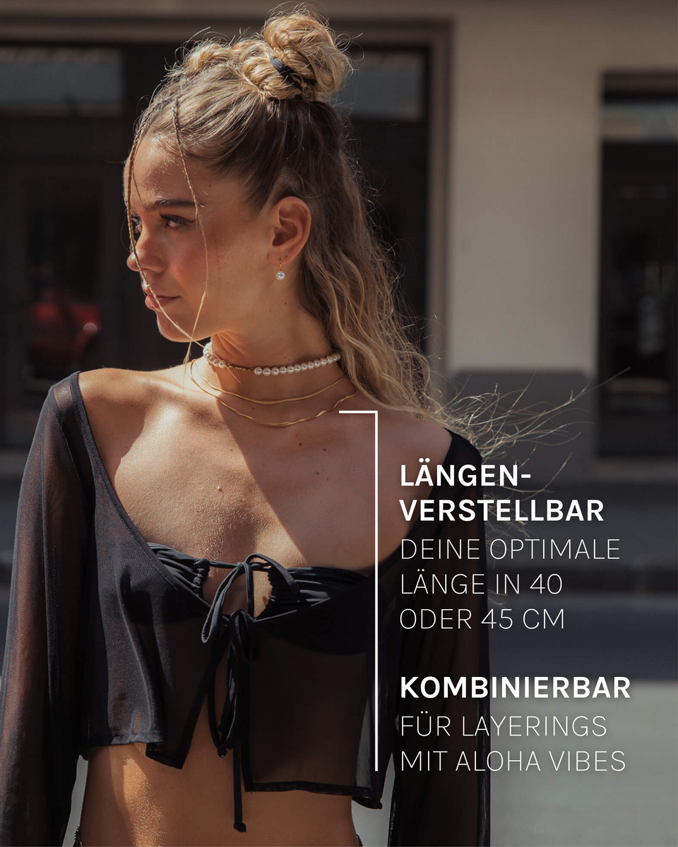 Zweilagige PURELEI Kette in Gold, schlicht und elegant, trägt feminine Leichtigkeit und Insel-Spirit im Alltag.