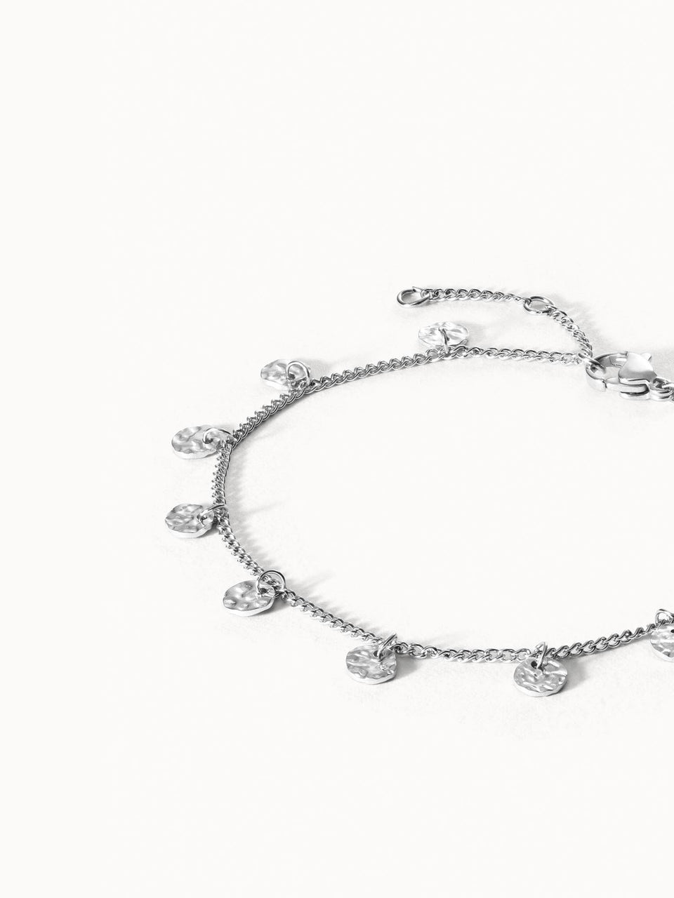Malihini Coin Armband aus nickelfreiem Silber mit kleinen Münzanhängern, elegant und zeitlos von PURELEI.