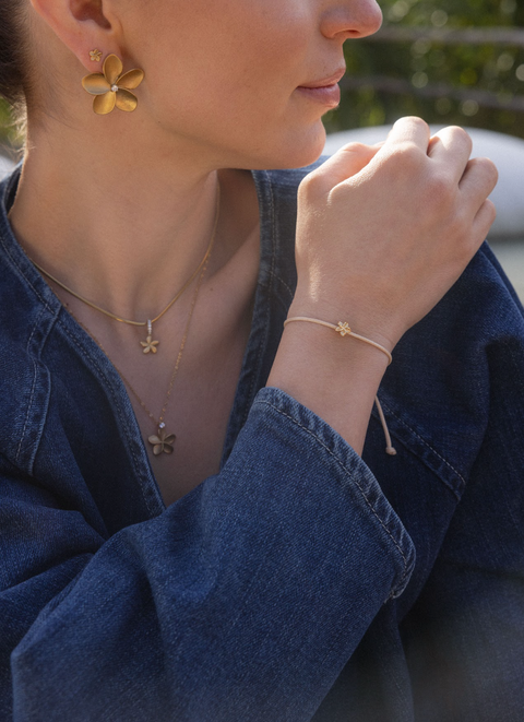 {"color":"Gold"}