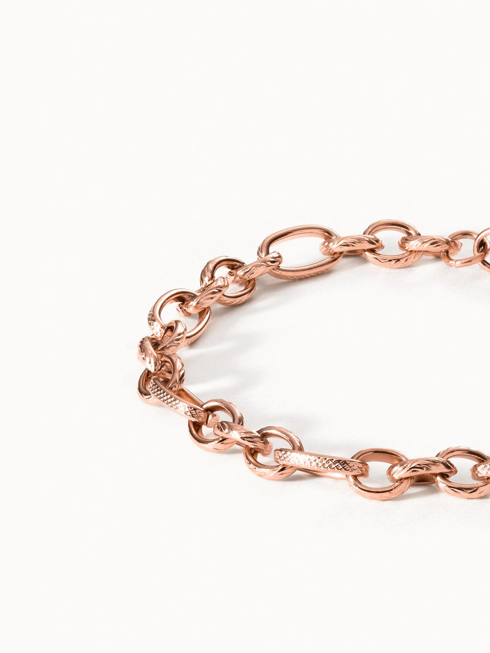 Fashion Show Armband von PURELEI in Roségold mit matt schraffierten Gliedern, elegant und zeitlos minimalistisch.