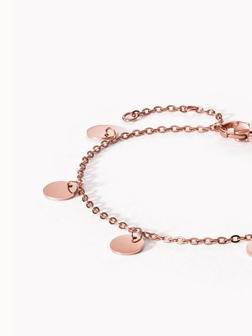 Roségoldenes Kalea Armband mit zarten Plättchen, fein und leicht auf hellem Hintergrund, PURELEI-Design.